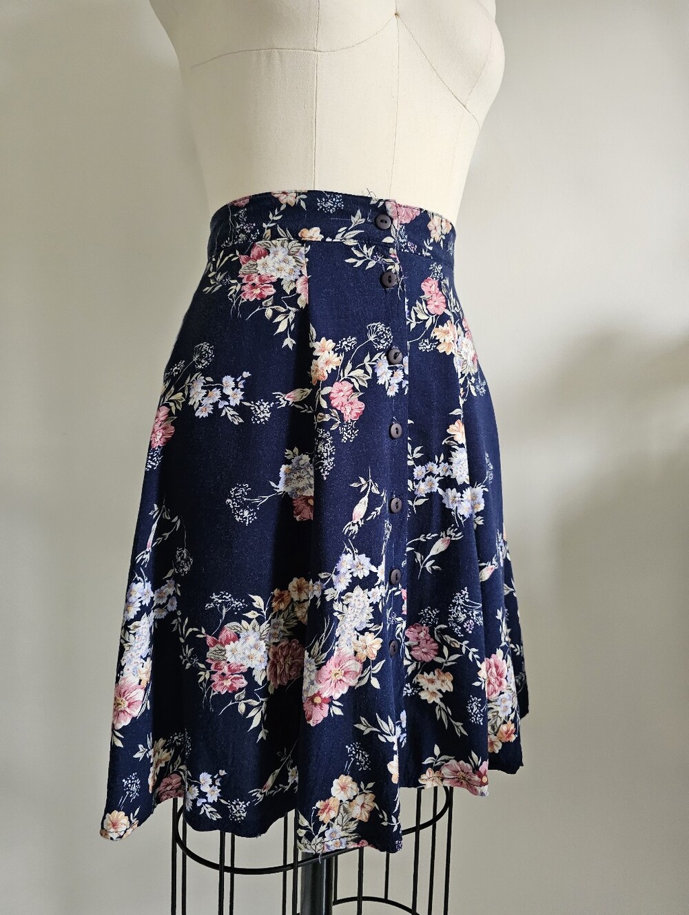 VINTAGE 90s flowy a-line navy blue button front skirt with floral pattern